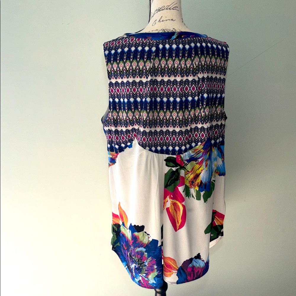 Fig and Flower Vibrant Floral Tunic Blouse size 2X - Picture 2 of 3